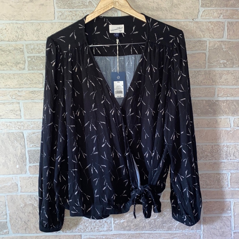 ✅Universal Thread wrap front blouse